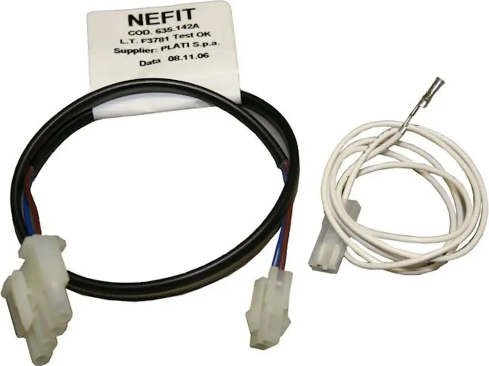 Bosch Adapter Anschlusskabel mit zwei Steckverbindern, einem weißen Kabel und einem weiteren Kabel mit einer angeschlossenen Metallspitze. Kabel zur Verbindung von Heizungszubehör.